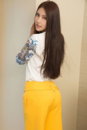 老赵抱着媛媛在厨房做视频播放
